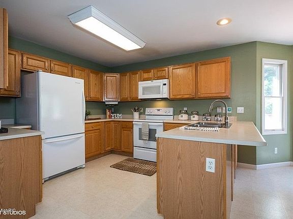 4th image of 440 E Trillium Cir