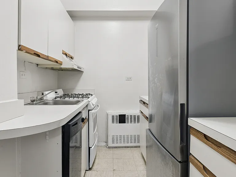225 E 46th St #3H — Photo 5