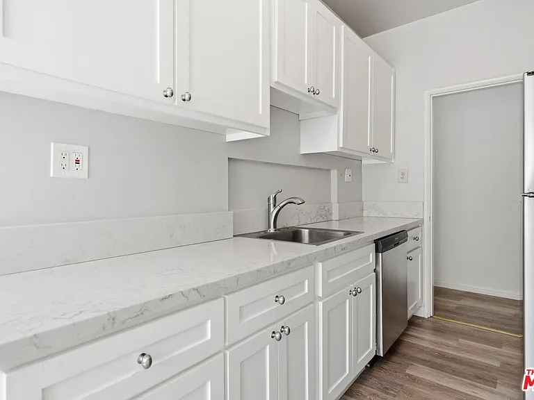 140 S Camden Dr #202 — Photo 10