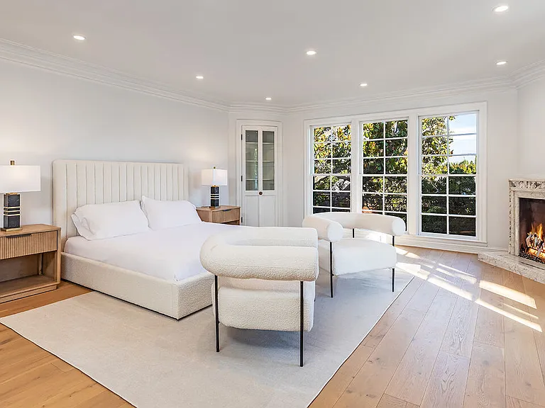 702 N Beverly Dr — Photo 32