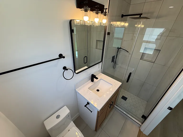 bathroom 2 (inside bedroom 3)
