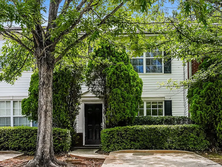 2286 Strathmoor Manor Dr — Photo 1