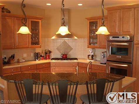 Nicely appointed kitchen, including double ovens!