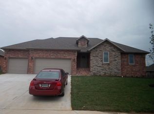 1909 N Winfield Dr, Springfield, MO 65802