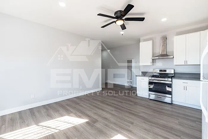 2 bed, 1.0 bath, $2,200 — Photo 2
