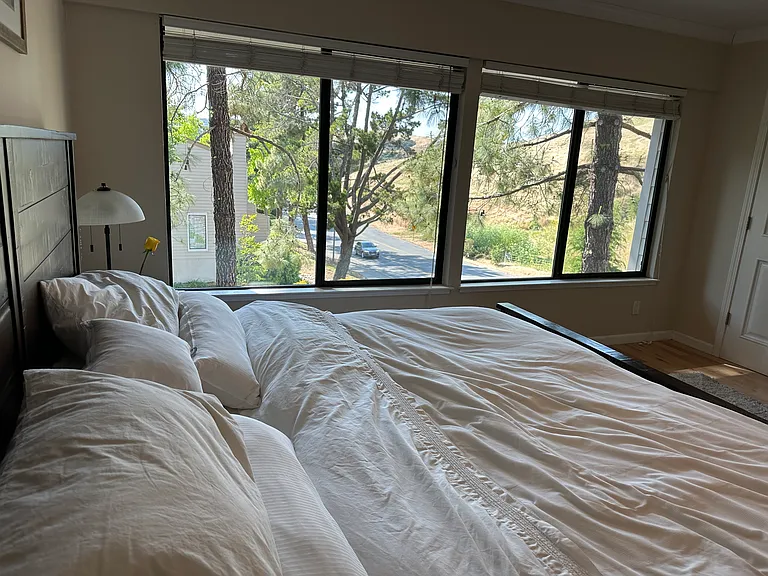 Master BR. Large windows with beautiful view an natural light