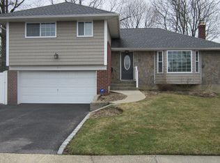 23 Market Dr, Syosset, NY 11791