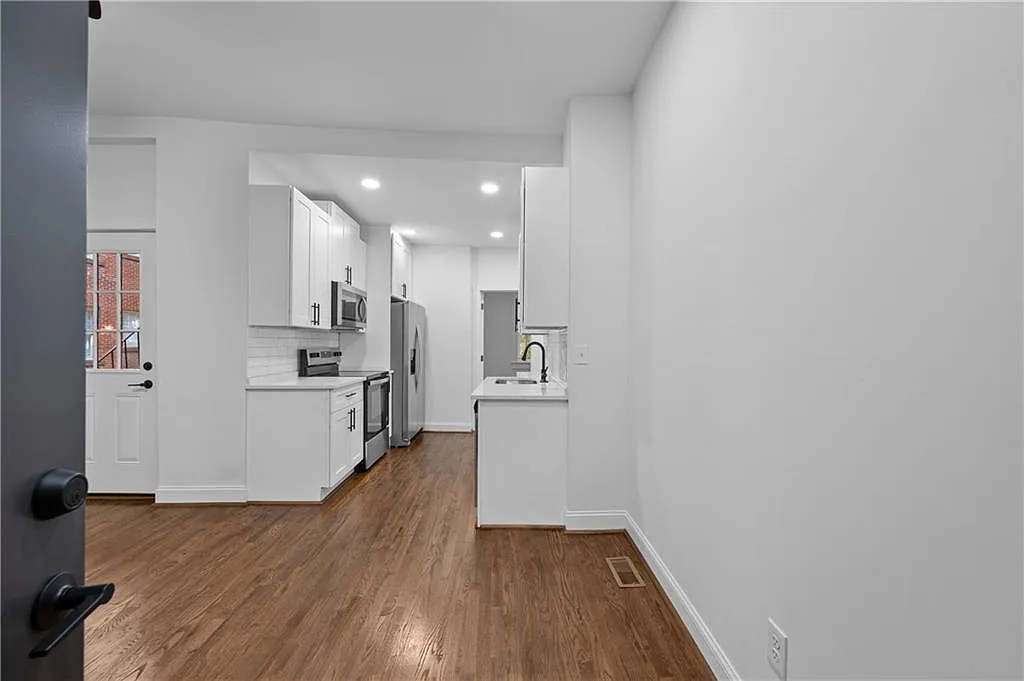 2 bed, 2.0 bath, 900 sqft, $2,000 — Photo 3