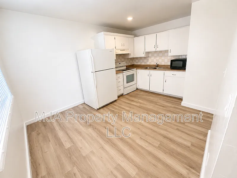 2 bed, 1.0 bath, 900 sqft, $995 — Photo 3