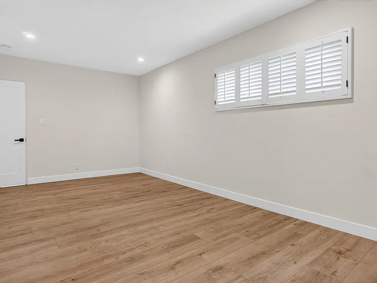 4711 Tyrone Ave — Photo 24