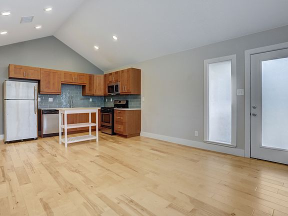 4th image of 1307 E 52nd St #6