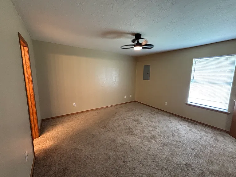 102 W Husband Ct — Photo 4