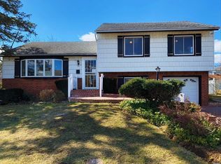 29 Frances Dr, Westbury, NY 11590