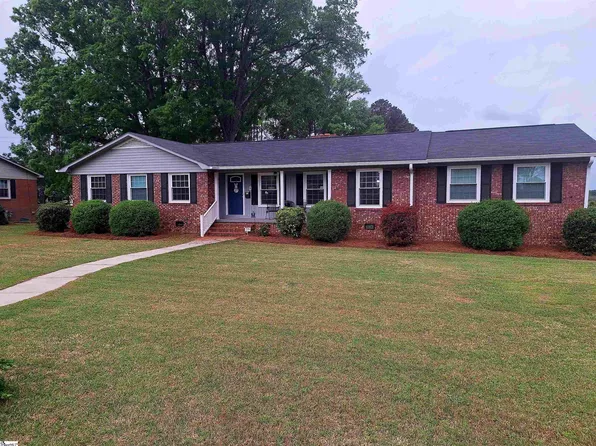 700 Chestnut St, Clinton, SC 29325