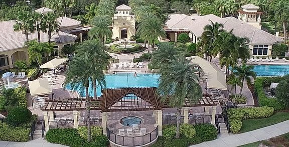 Clubhouse pool & spa