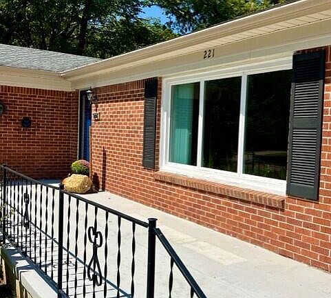 4th image of 221 Perkins Ln