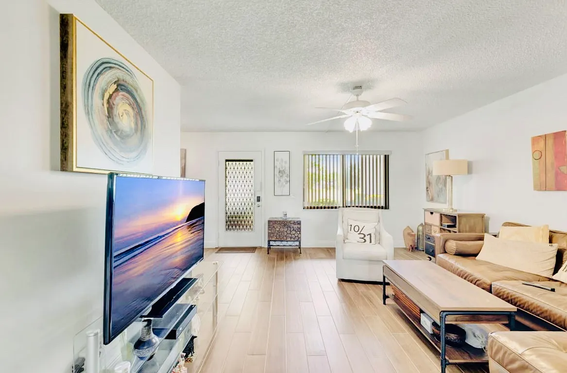 2 bed, 910 sqft, $2,000 — Photo 2