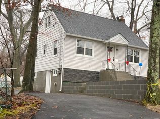 94 Maple Ln, Medford, NY 11763