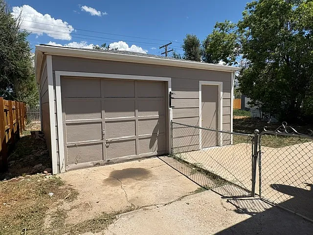 Detached garage