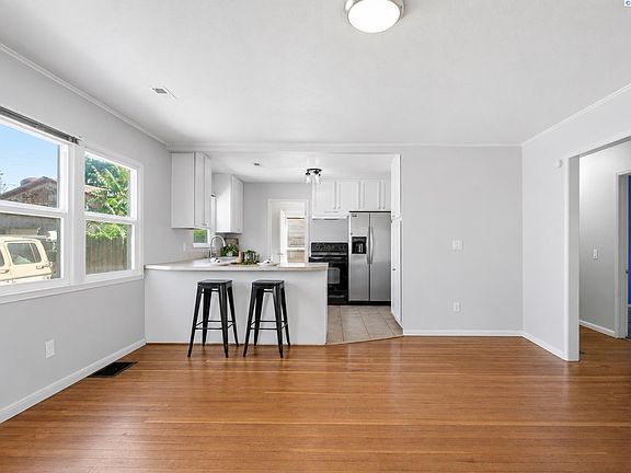 5th image of 410 Winslow Ave