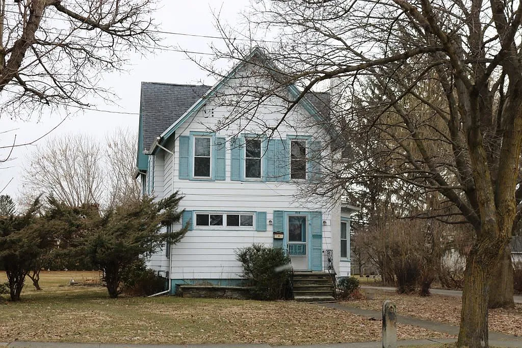 808 Maple Ave photo 1