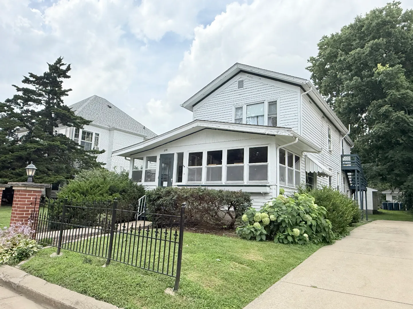310 E Locust — Photo 1
