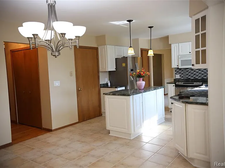 1947 N Fairview Ln — Photo 3