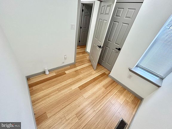 4th image of 949 E Schiller St