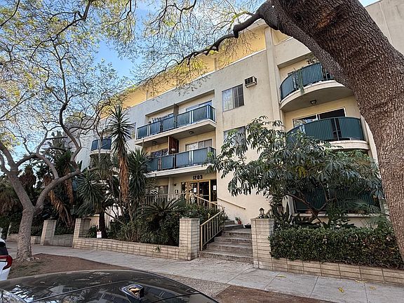 2nd image of 1209 N Kings Rd #209