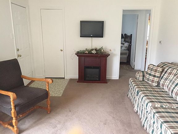 4th image of 3303 E Broadway