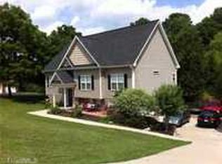 3425 Fairpoint Dr, Clemmons, NC 27012