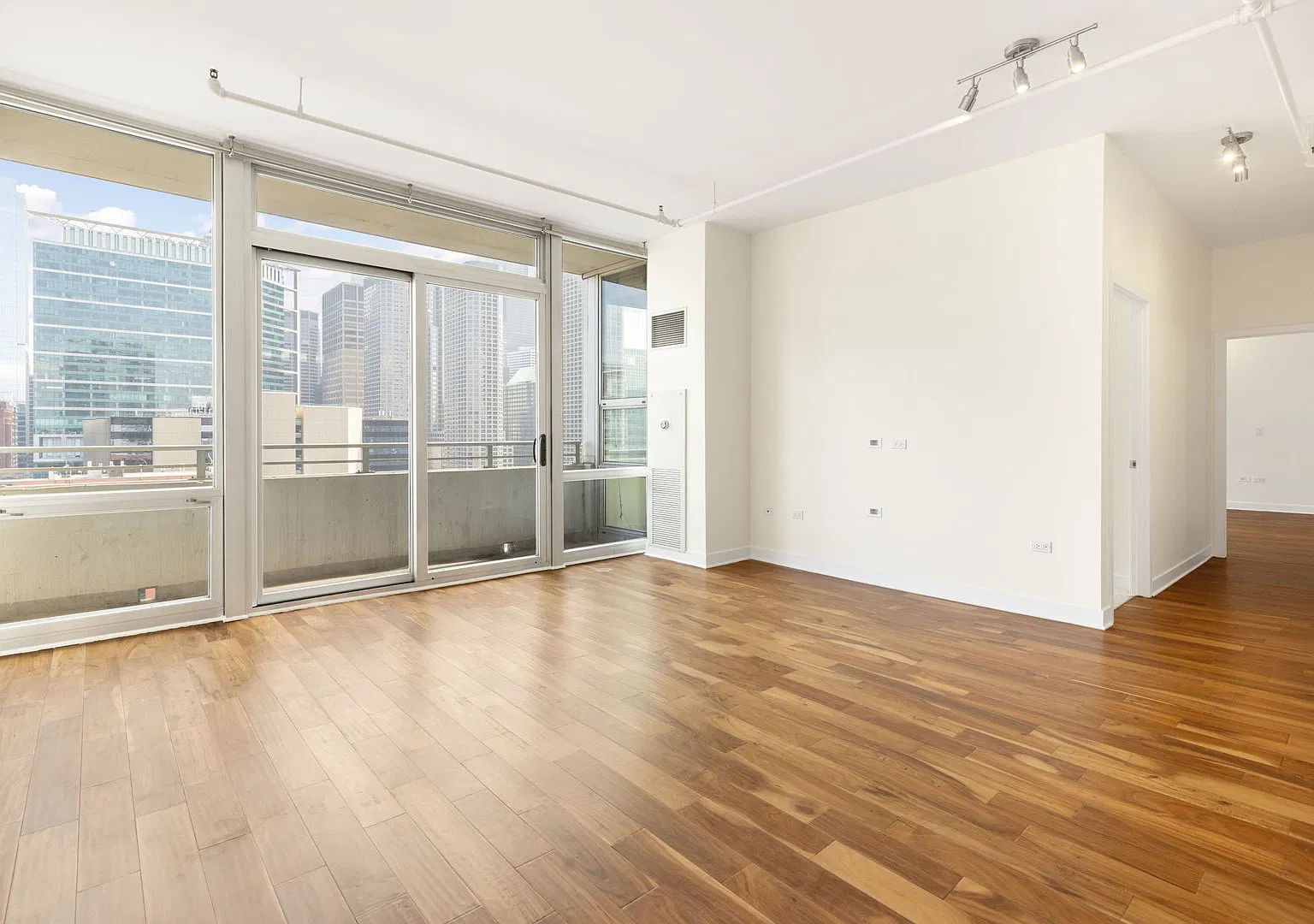 737 W Washington Blvd — Photo 2