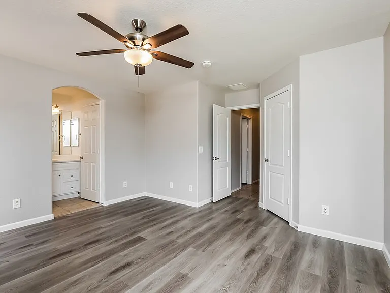 12954 W Voltaire Ave — Photo 10