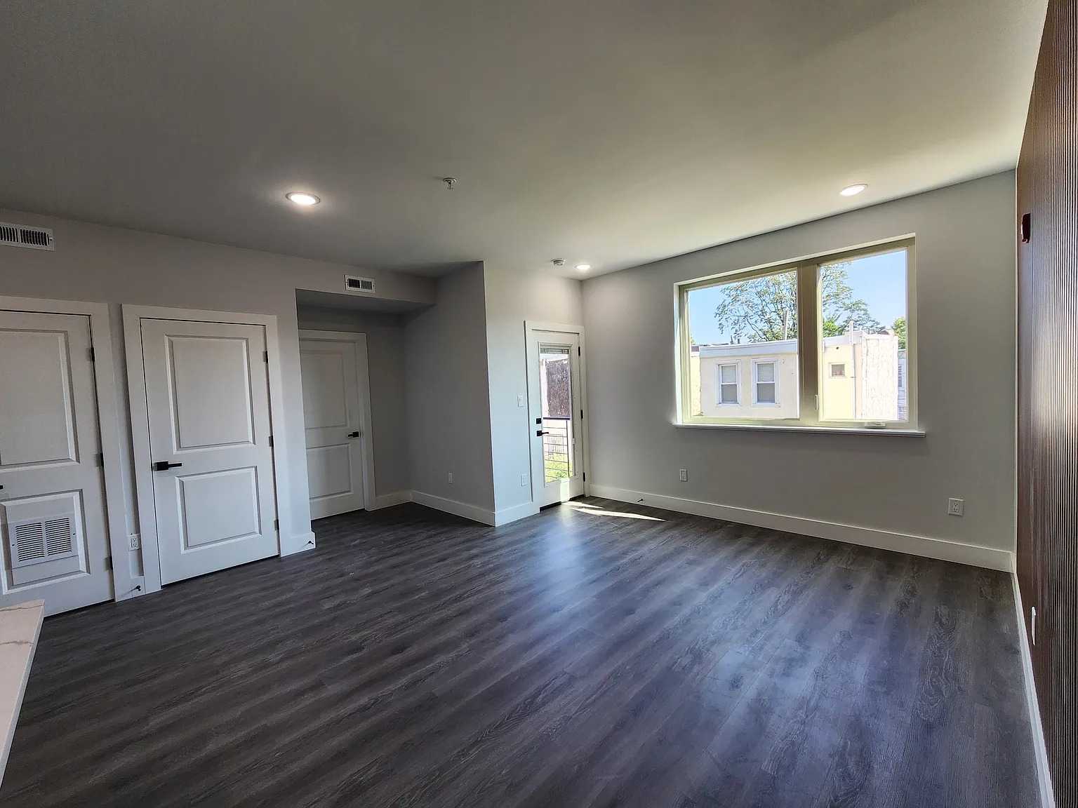 3 bed, 900 sqft, $2,100 — Photo 4
