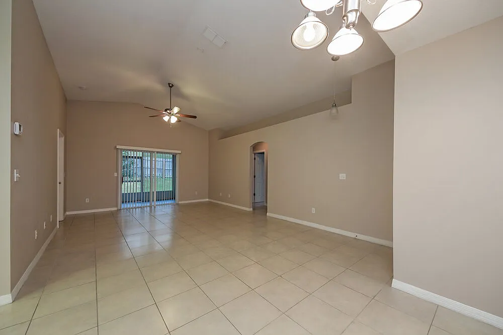3 bed, 2.0 bath, 1284 sqft, $2,305 — Photo 3
