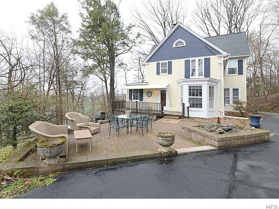 Private dining and relaxing area on your large paved patio