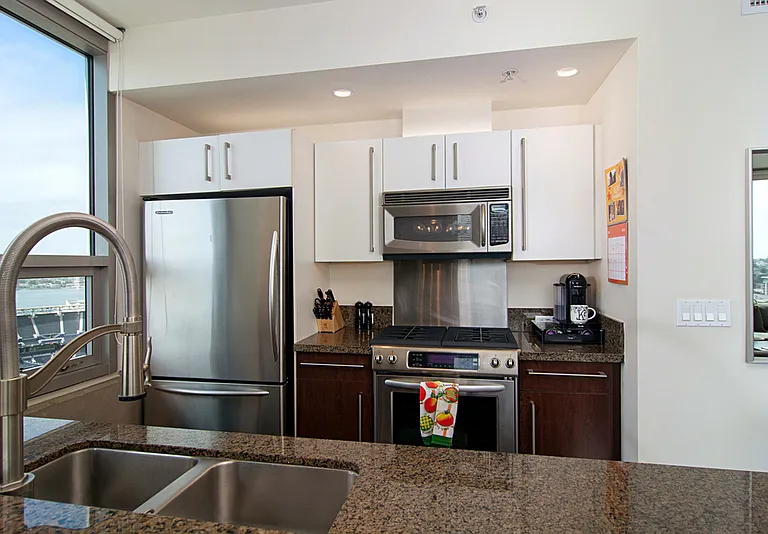 321 10th Ave #2007 — Photo 9