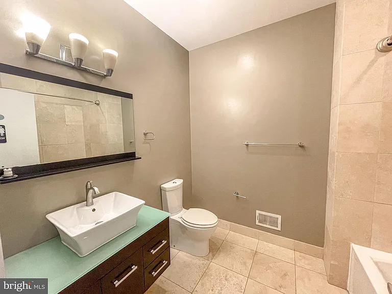 1020 S 5th St — Photo 15