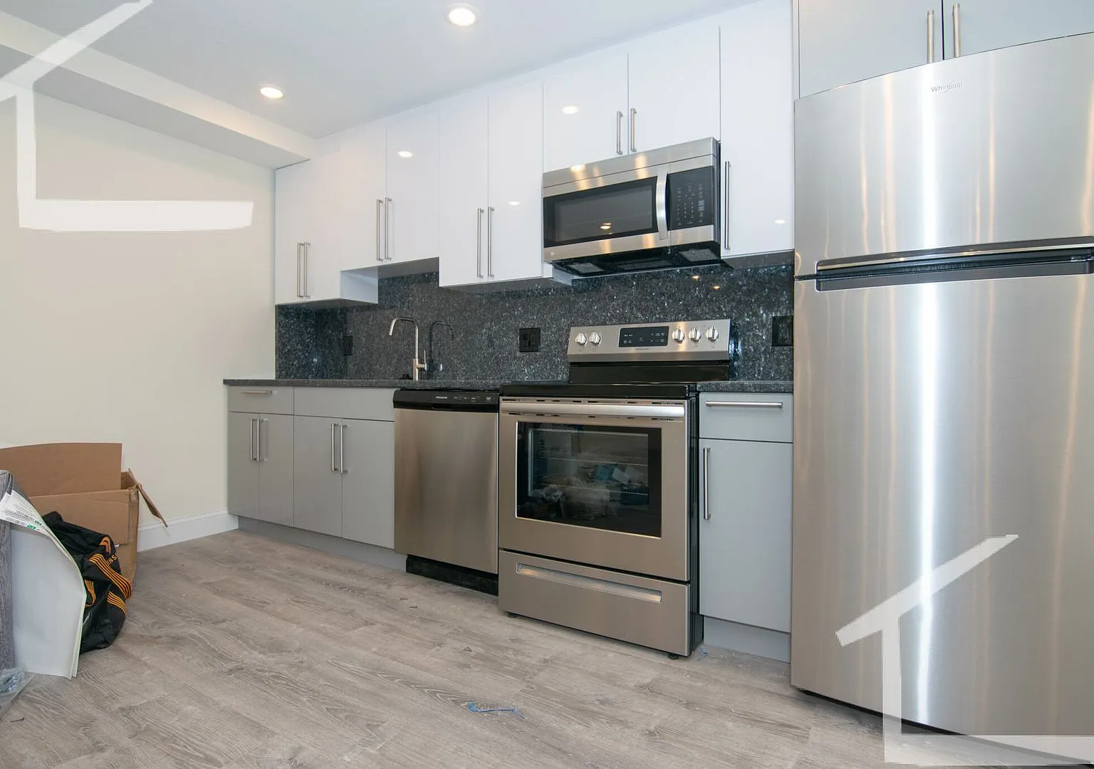 New Building, In-Unit Washer and Dryer, Central Heat/AC, Elevator, Parking for Rent — Photo 2
