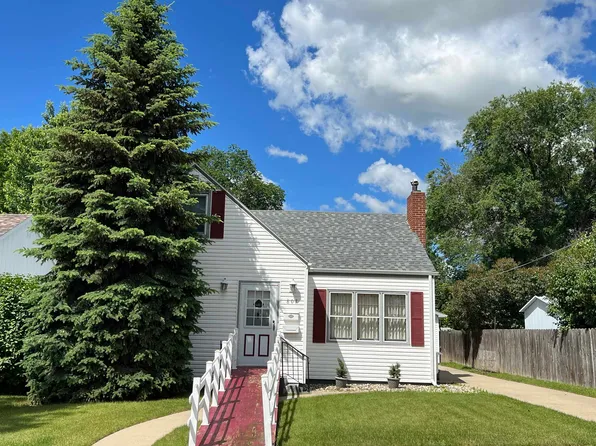 807 13th St NW, Minot, ND 58703