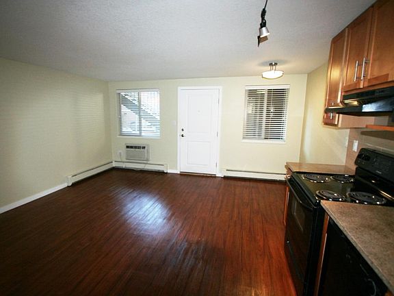 4th image of 172 S Clarkson St APT 105