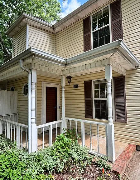 211 Hillside Ct — Photo 1