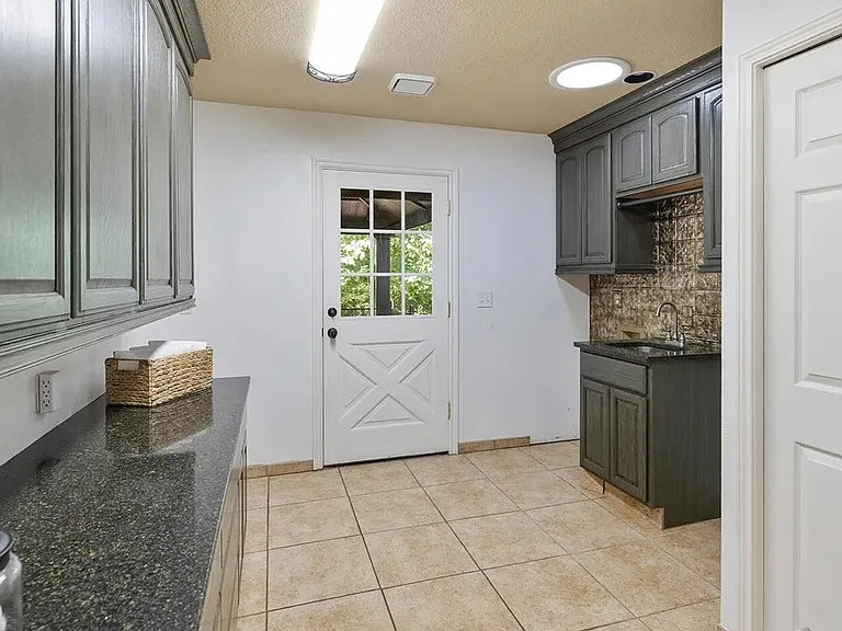 15595 Manchester Dr — Photo 5