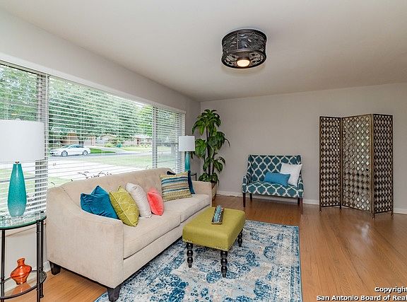 3rd image of 515 Woodcrest Dr
