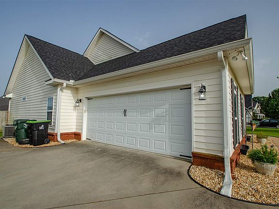 3rd image of 303 Lovorn Cir