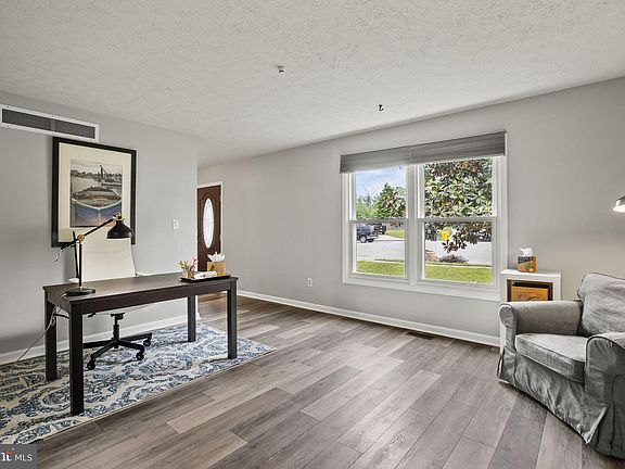 4th image of 10 Lennon Ct