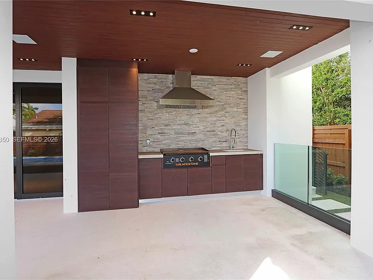 330 SW 19th Rd — Photo 7