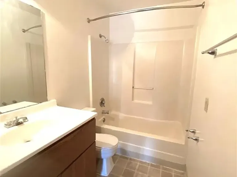 Summit Hill Apartments — Photo 18