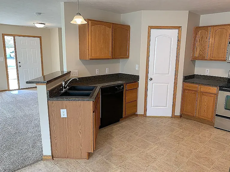 838 Lamont Dr — Photo 3
