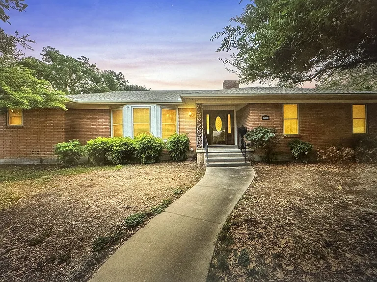 5220 Lake Charles Dr — Photo 1